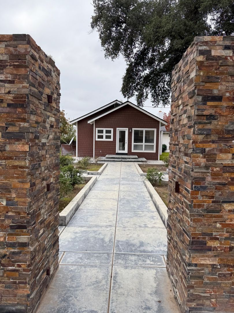 Reedley House: 9234 S. Alta Avenue A