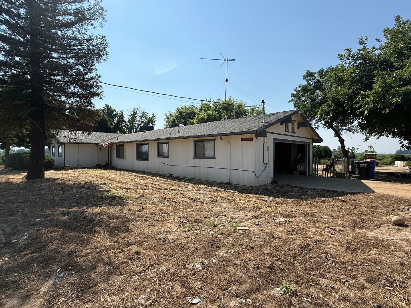Reedley House: 21293 E. American Ave