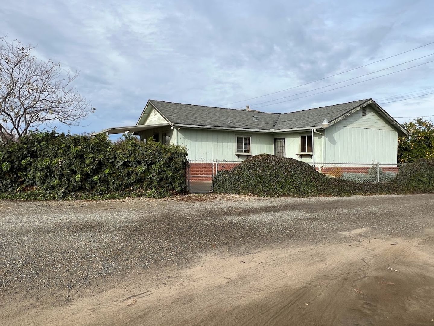 Reedley House: 16109 E Manning Ave