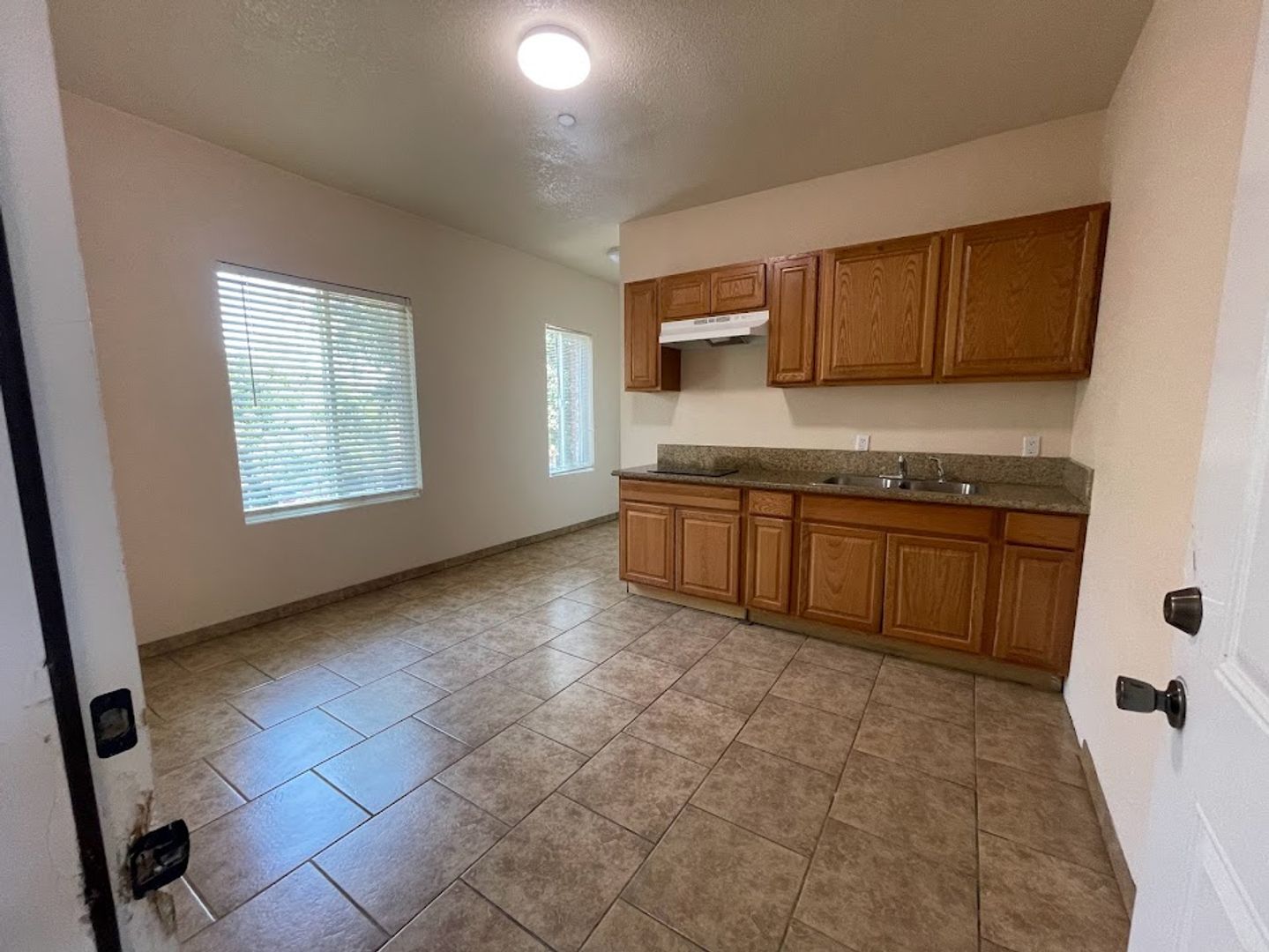 Dinuba Apartment: 186 S. "L" Street