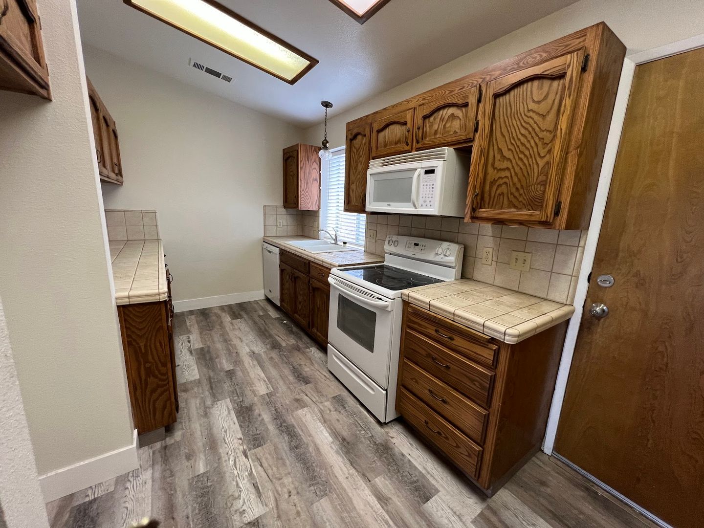 Dinuba House: 1656 E. North Way