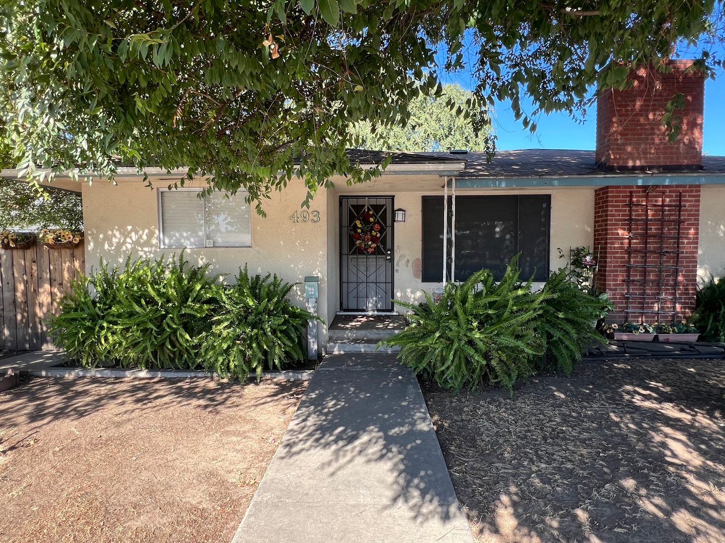 Dinuba House: 493 N Alta Ave