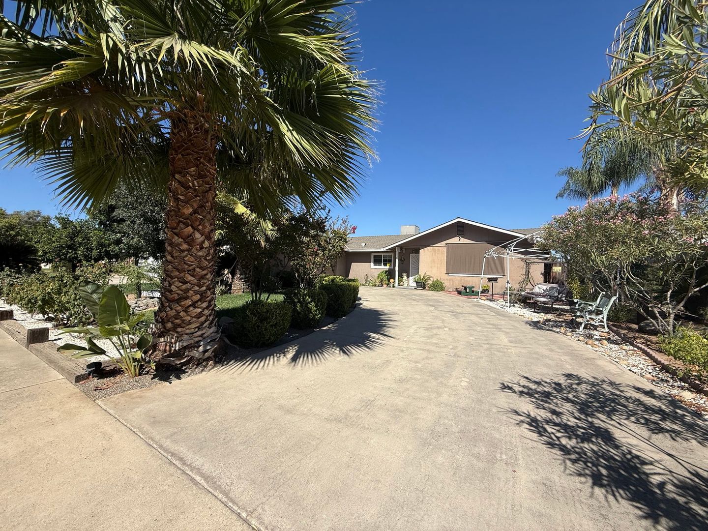 Dinuba House: 942 N Eaton Ave
