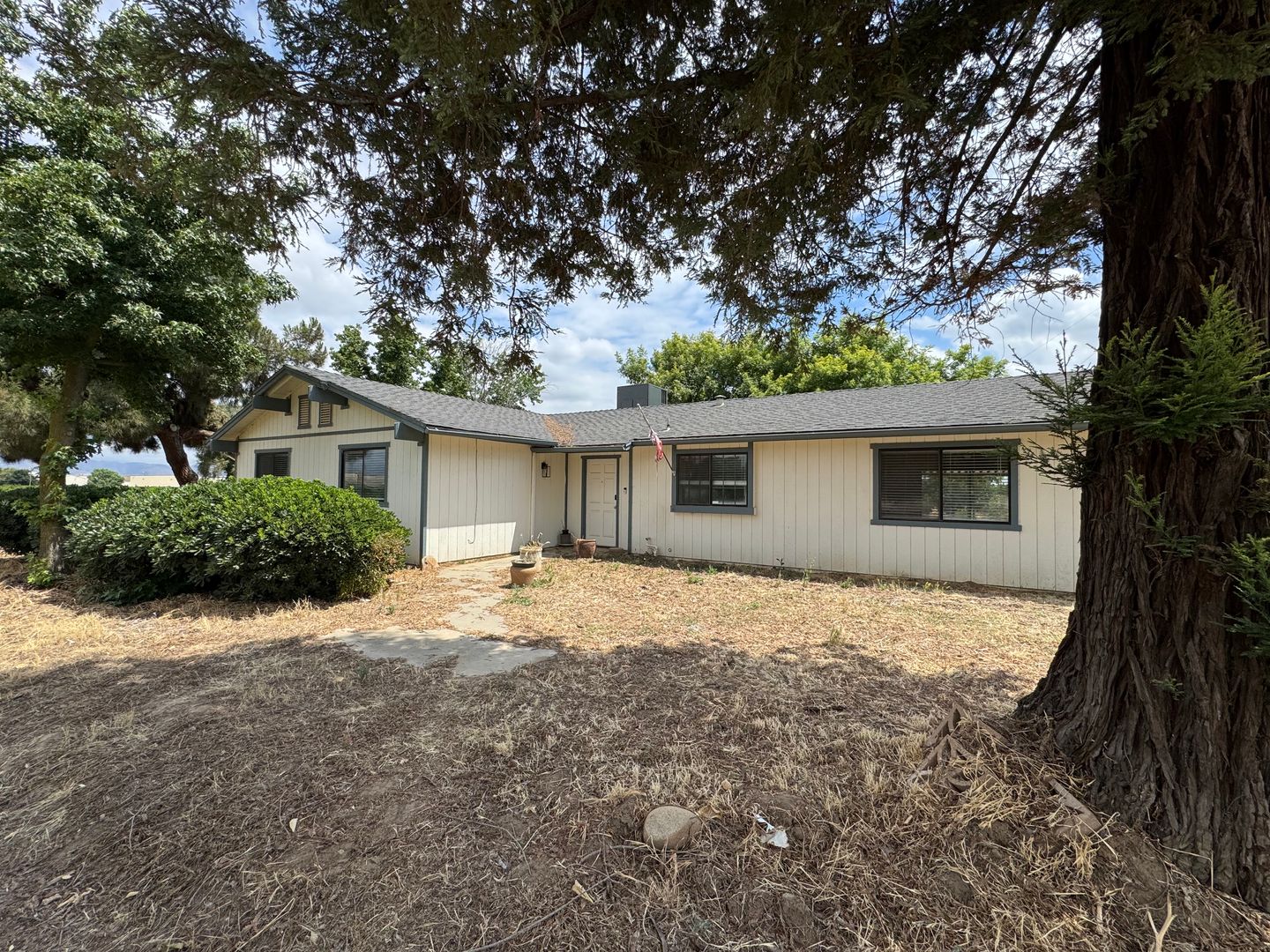 Reedley House: 21293 E. American Ave