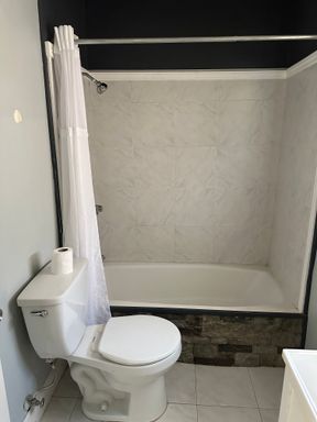 1 bedroom 1 Bath in a great area, down stairs unit. – photo 1