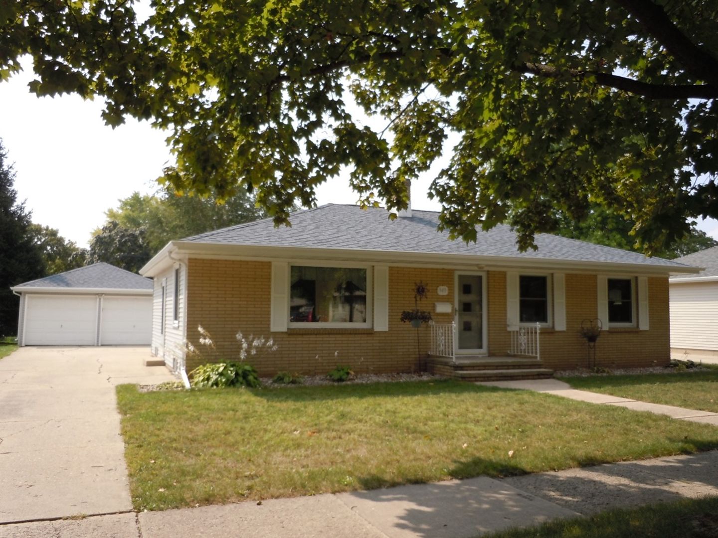 Appleton House: 949 E Lindbergh St