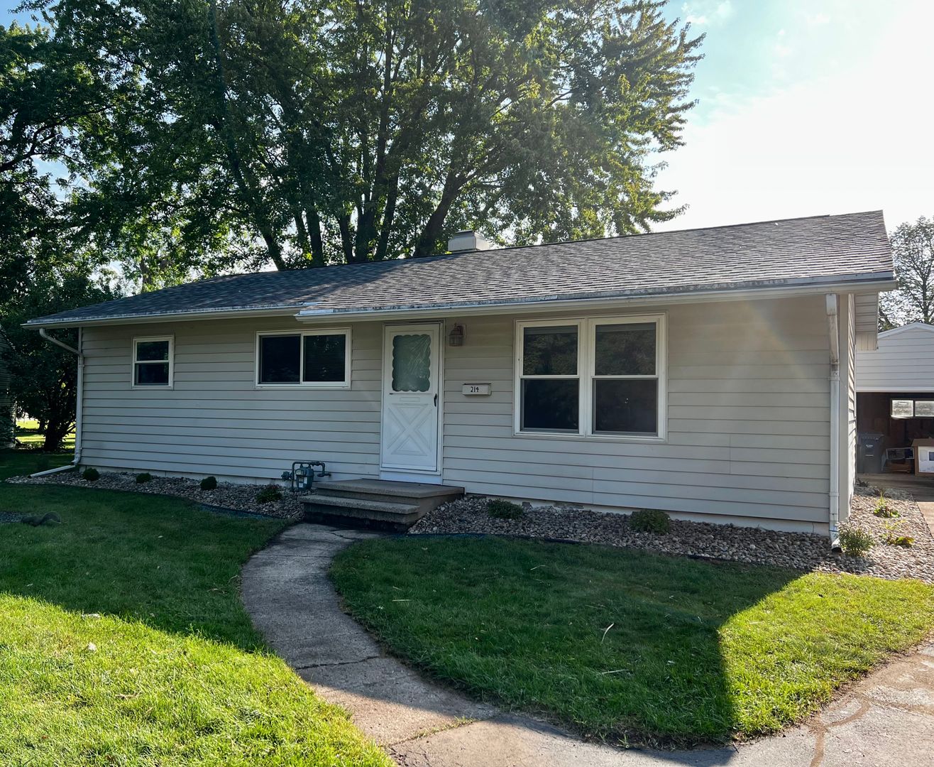 Neenah House: 214 Jane Ct