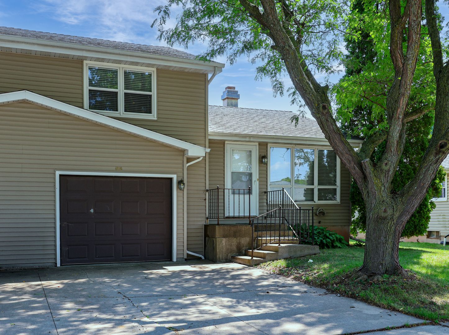 Neenah Multiplex: 1216 Meadow Ln