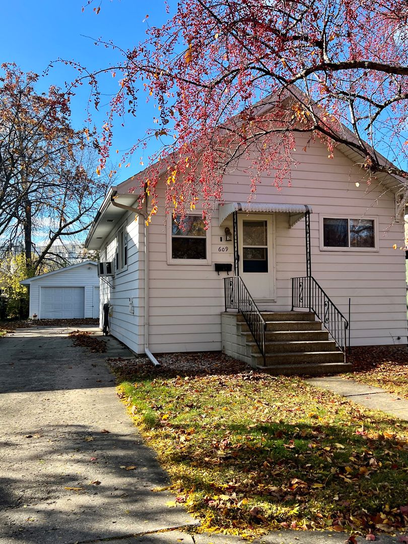 Neenah House: 609 Maple Street