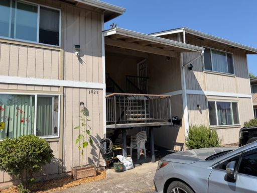 Cute 1-bedroom upstairs apartment in Springfield! – photo 1