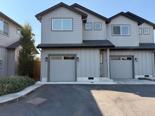 Newer 3-bedroom, 2.5 bath duplex in desirable neighborhood! – photo 1