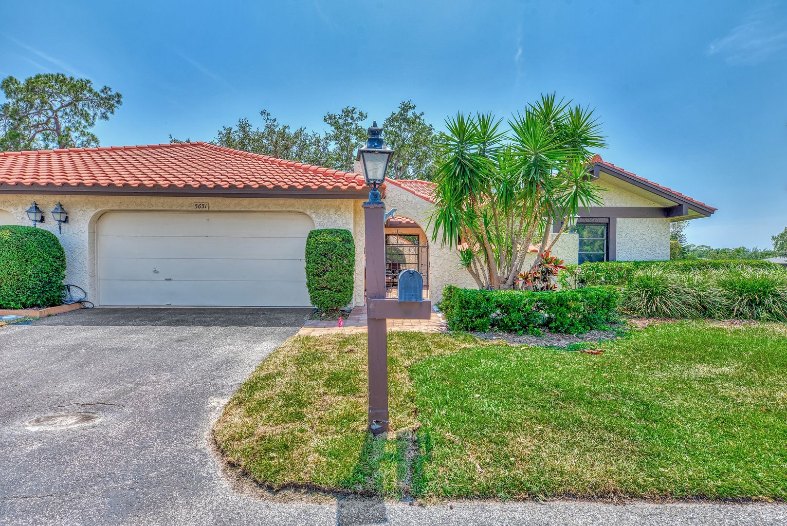 Sarasota House: 5651 Golf Pointe Drive