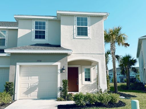 Beautifully maintained 3/2.5 townhome and Palmero community with pool!