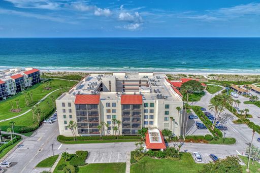 AVAILABLE IMMEDIATELY! LUXURIOUS, RESORT STYLE, 2BR/2B CONDO LOCATED IN THE HIGHLY SOUGHT AFTER SEAPLACE COMMUNITY ON LONGBOAT KEY.