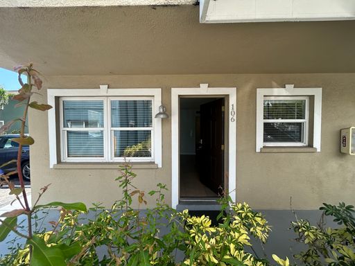 Your ideal 1/1 home in central Arlington, Sarasota location! Near Hospital! – photo 1
