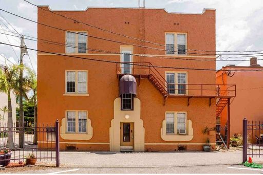 1/1 Downtown, Natural Light and Spacious, near Ringling and local beaches. – photo 1