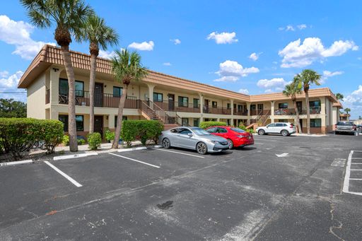 GORGEOUS FULLY RENOVATED 1st FLOOR 2 BEDROOM 1 BATHROOM CONDO LOCATED JUST 5 MINUTES FROM VENICE BEACH! – photo 1