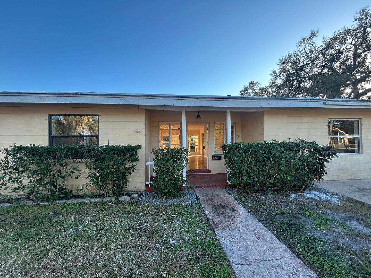 Bradenton House: 218 3rd Ave E
