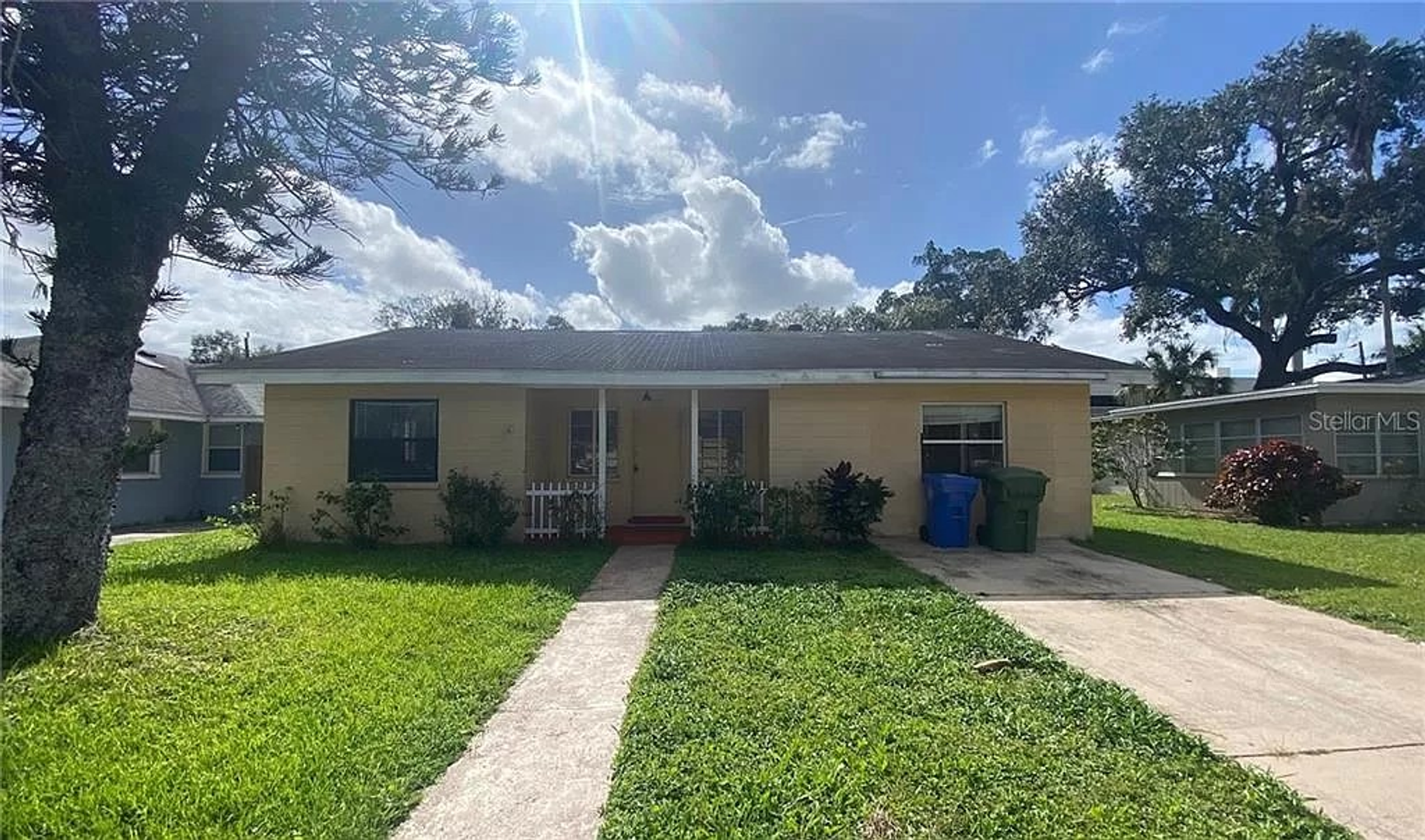 Bradenton House: 218 3rd Ave E