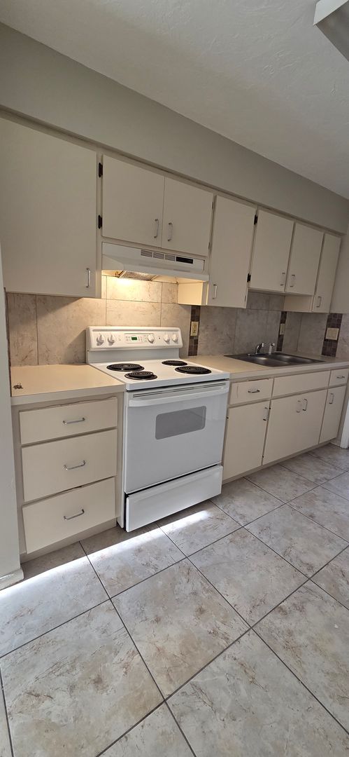 Sarasota Apartment: 1895 Debbie St.
