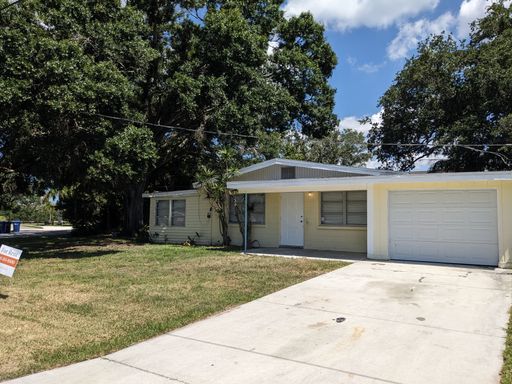 Conveniently located 2/1 Florida home with private backyard – photo 1