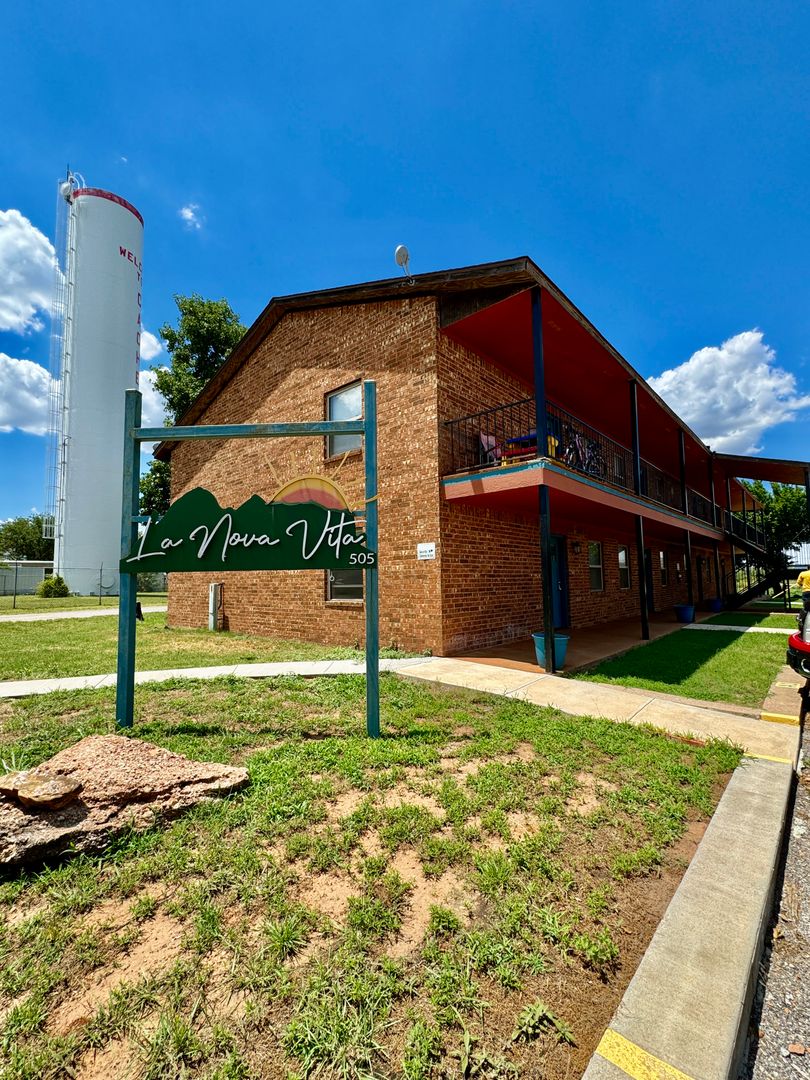 Cache House: 505 NW Oak