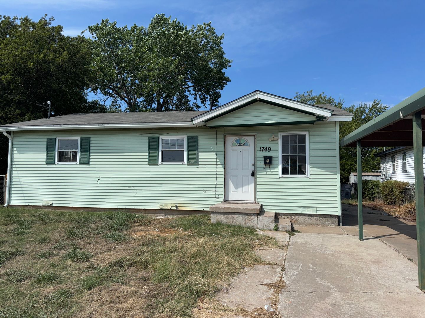 1749 SW 12th- AVAILABLE NOW!!