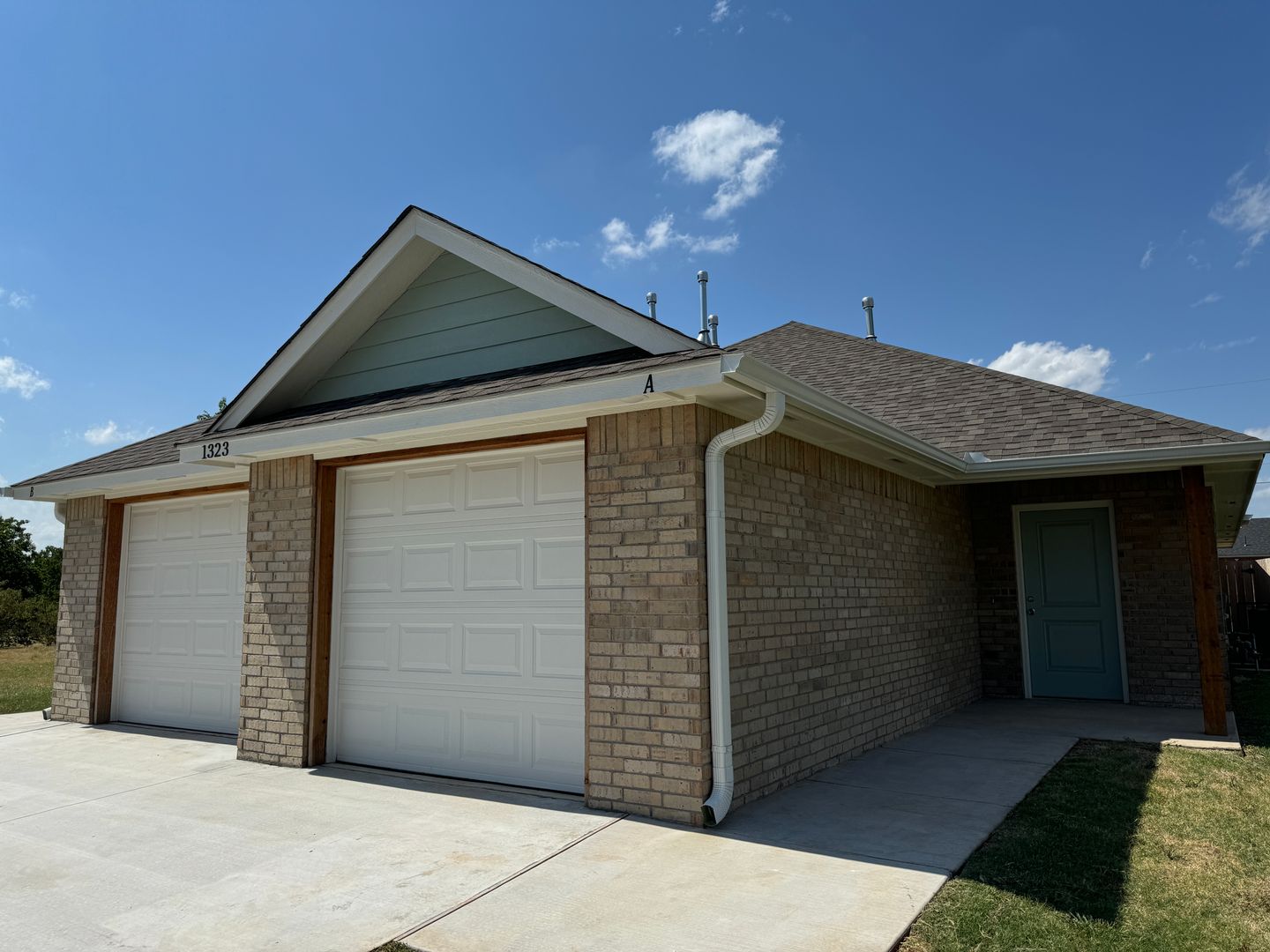 Lawton Apartment: 1323 SW Oklahoma