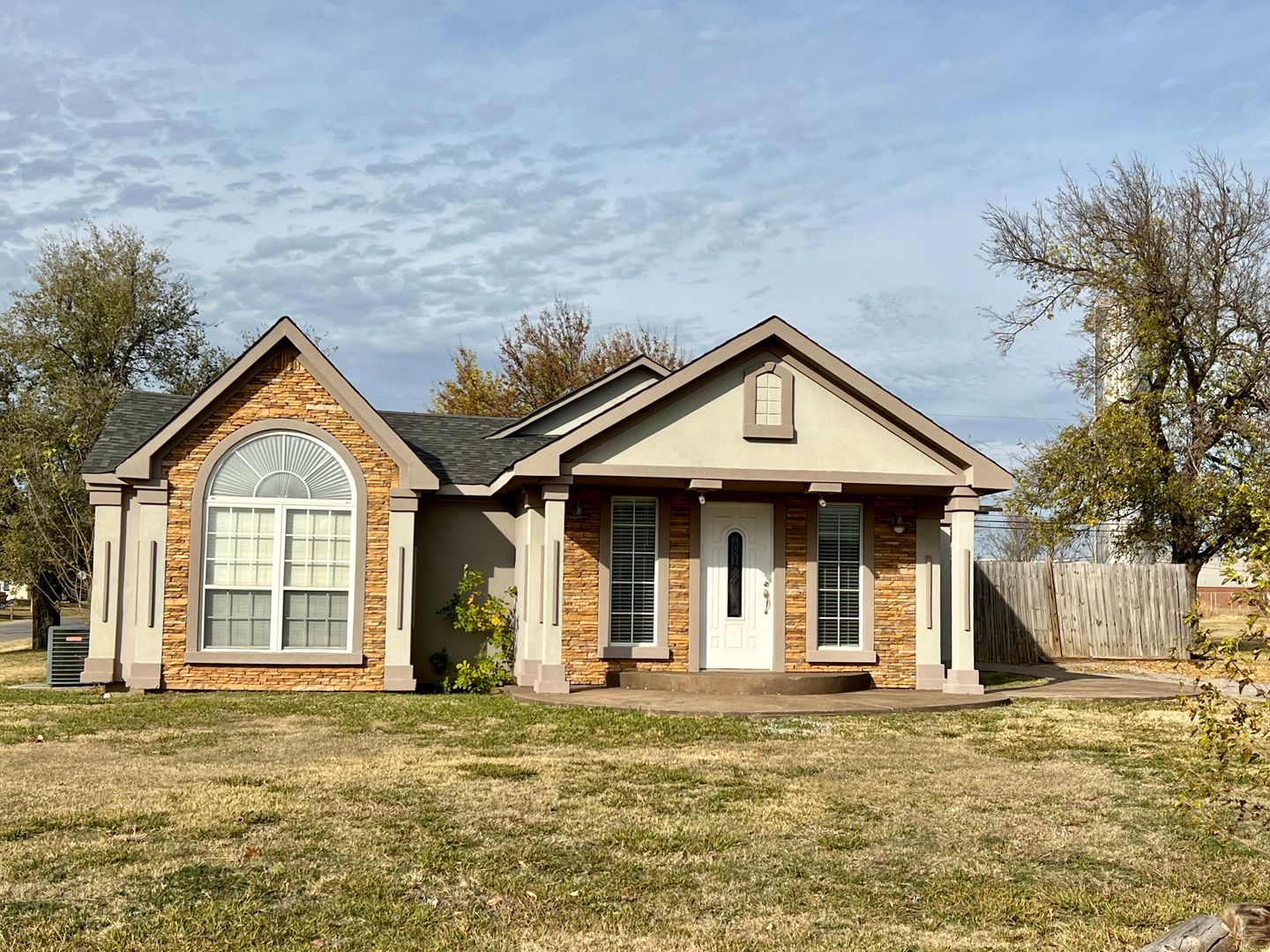 Elgin House: 701 3rd St