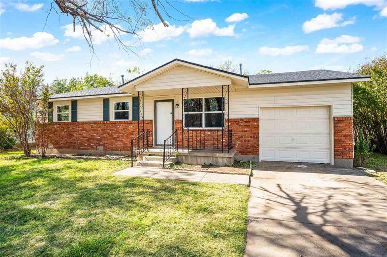 Lawton House: 703 SE Sullivan Dr