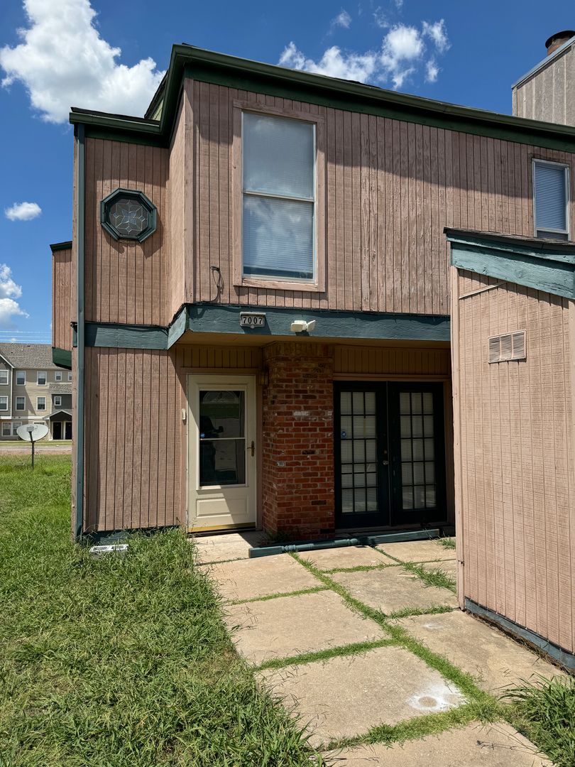 Lawton House: 7007 SW Green Terrace