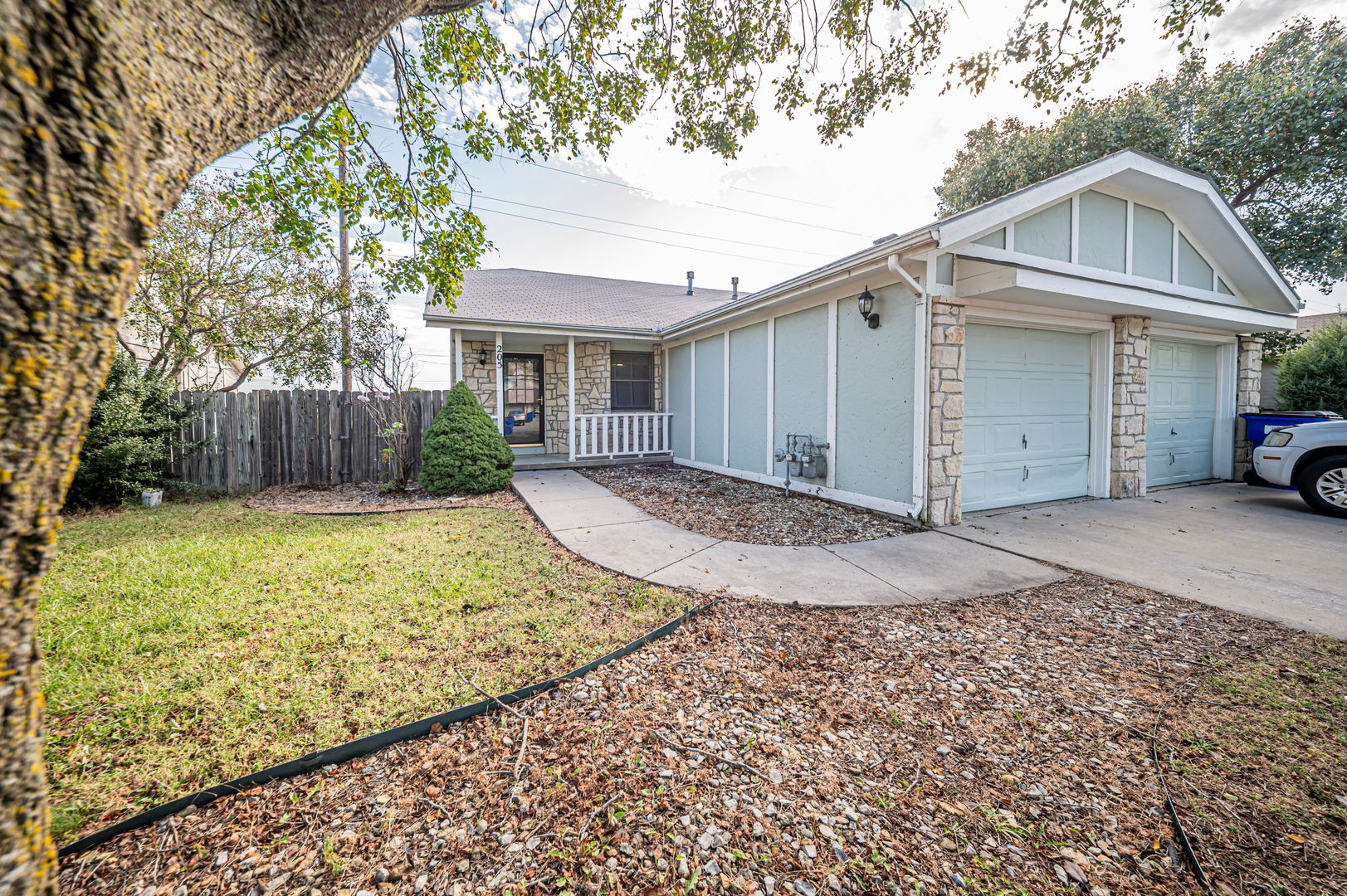 Junction City House: 205 Commanche Ct