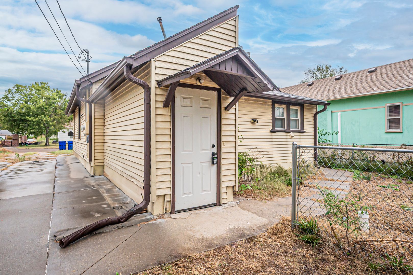 Junction City House: 413 1/2 W 15th St