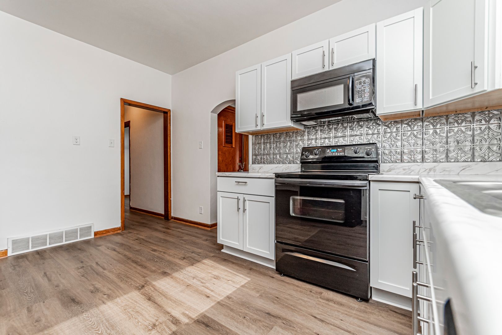 Junction City House: 118 E Pine St