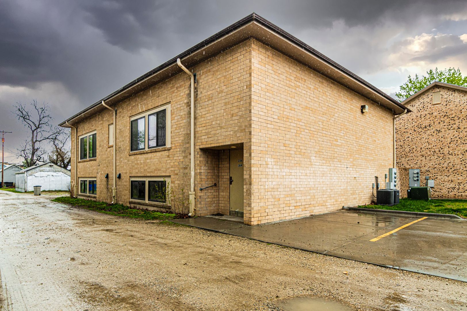 Junction City Apartment: 236 W 9th St