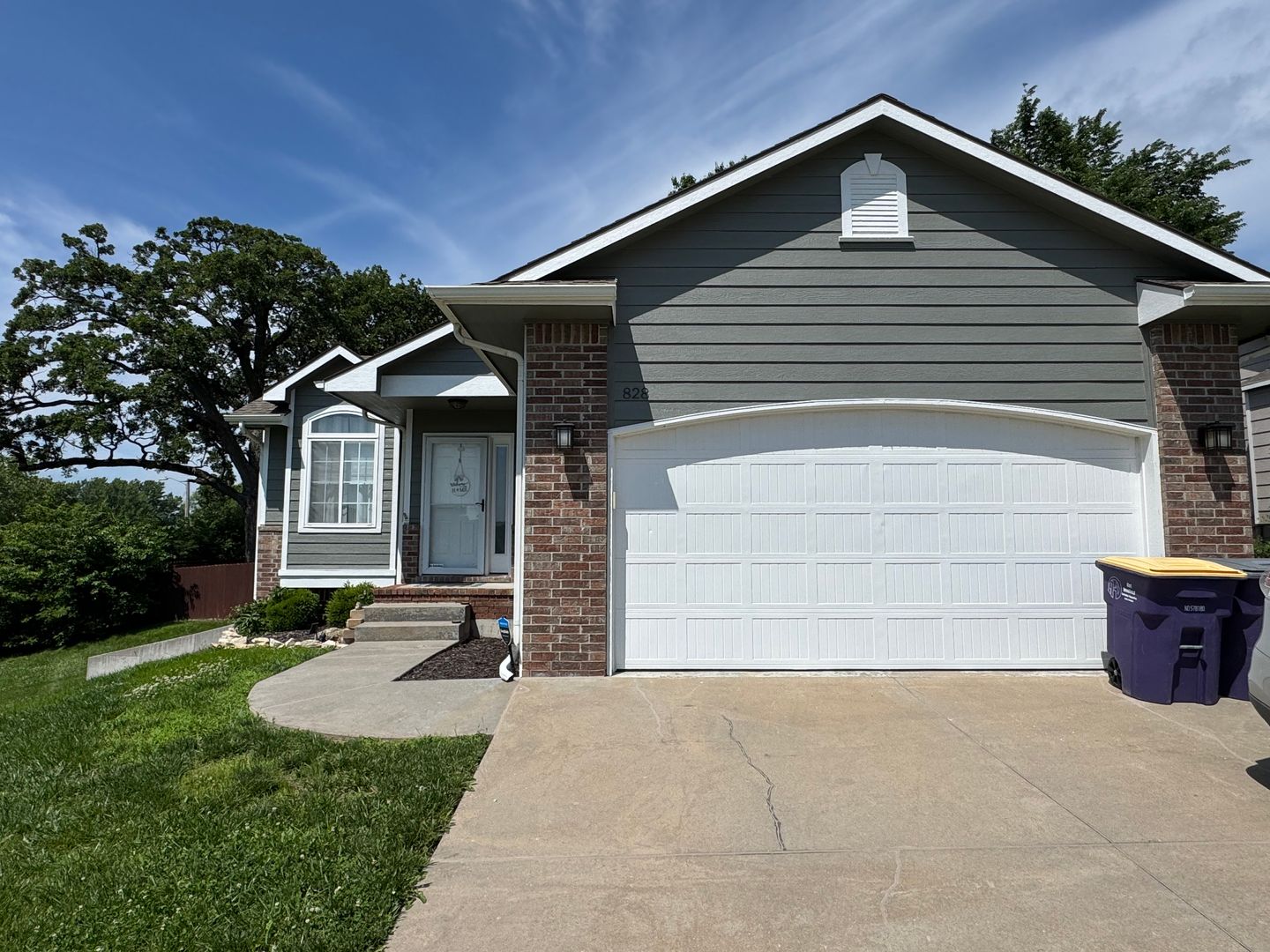 Manhattan House: 828 Fossilridge Dr.