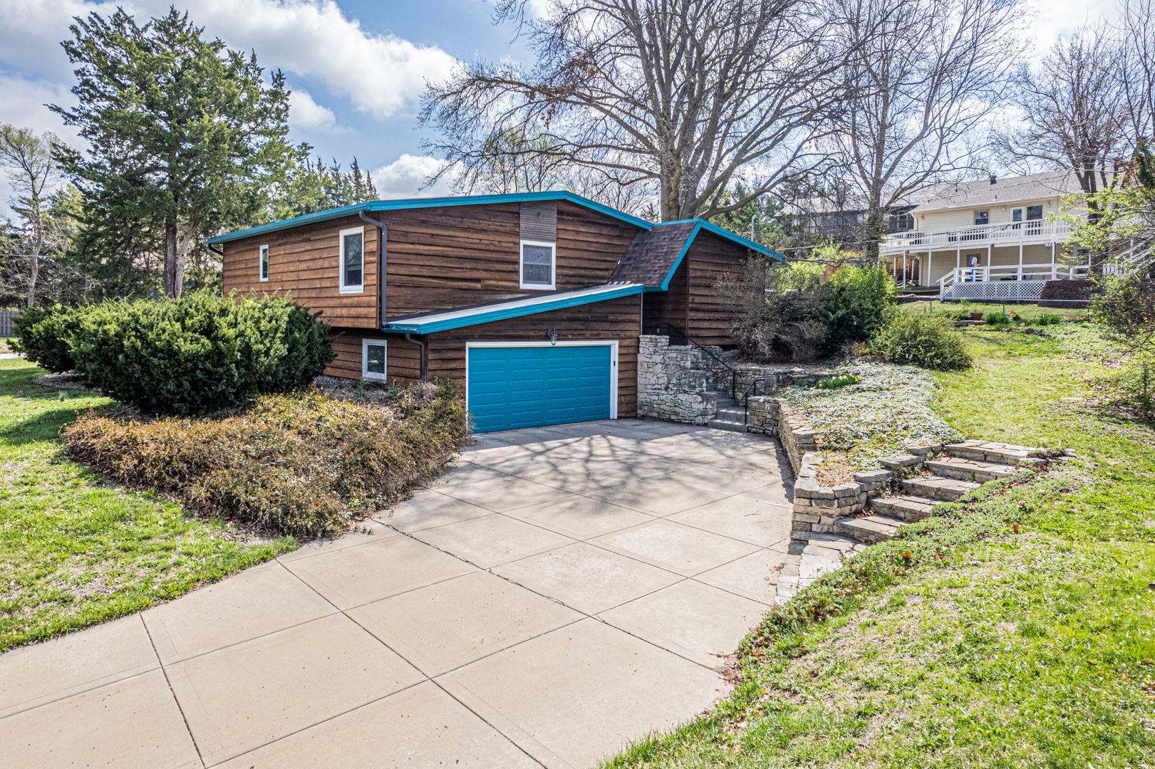 Manhattan House: 144 S Dartmouth Dr