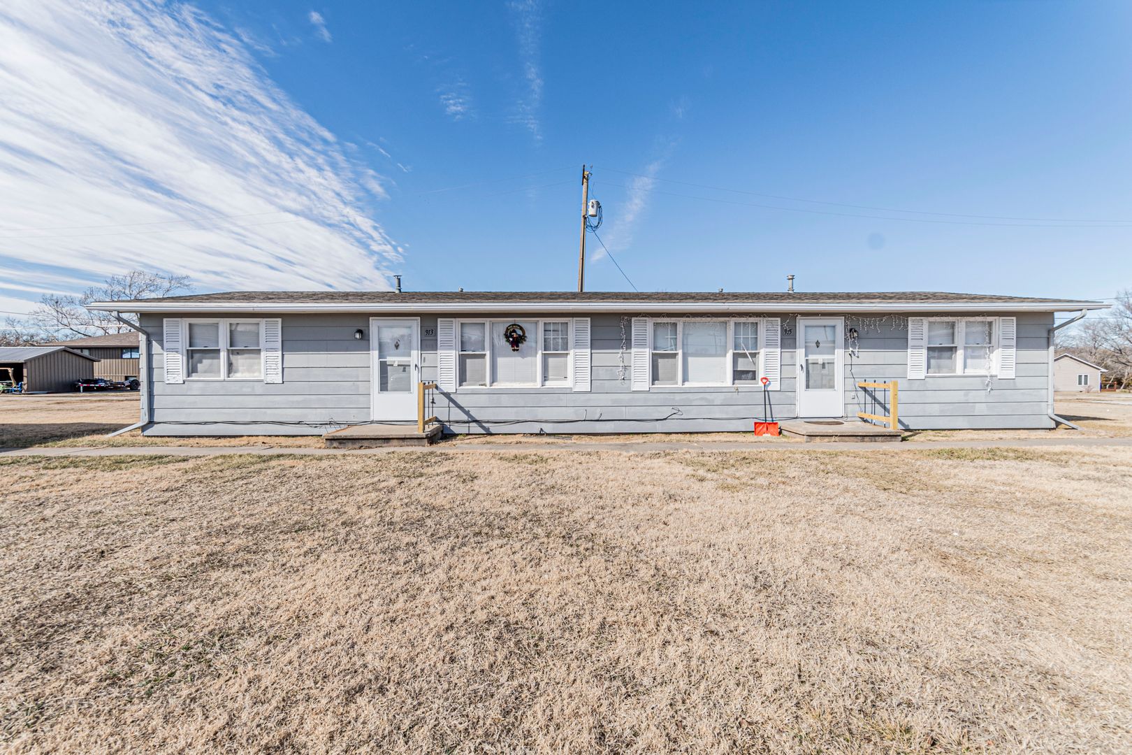 Herington Apartment: N Broadway St