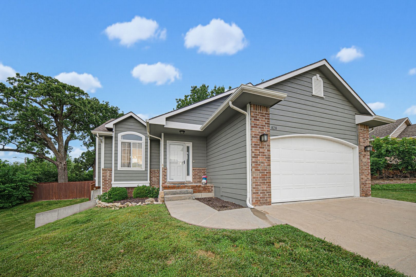 Manhattan House: 828 Fossilridge Dr.