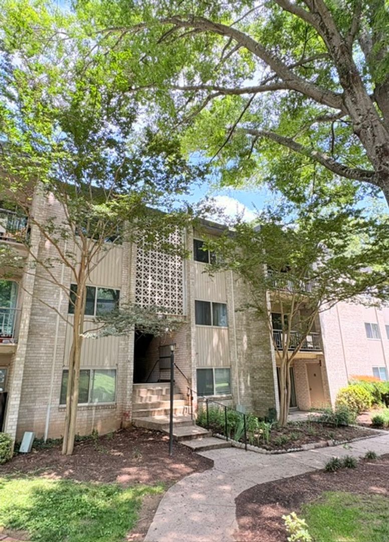 Rockville House: 12403 Braxfield Court #12
