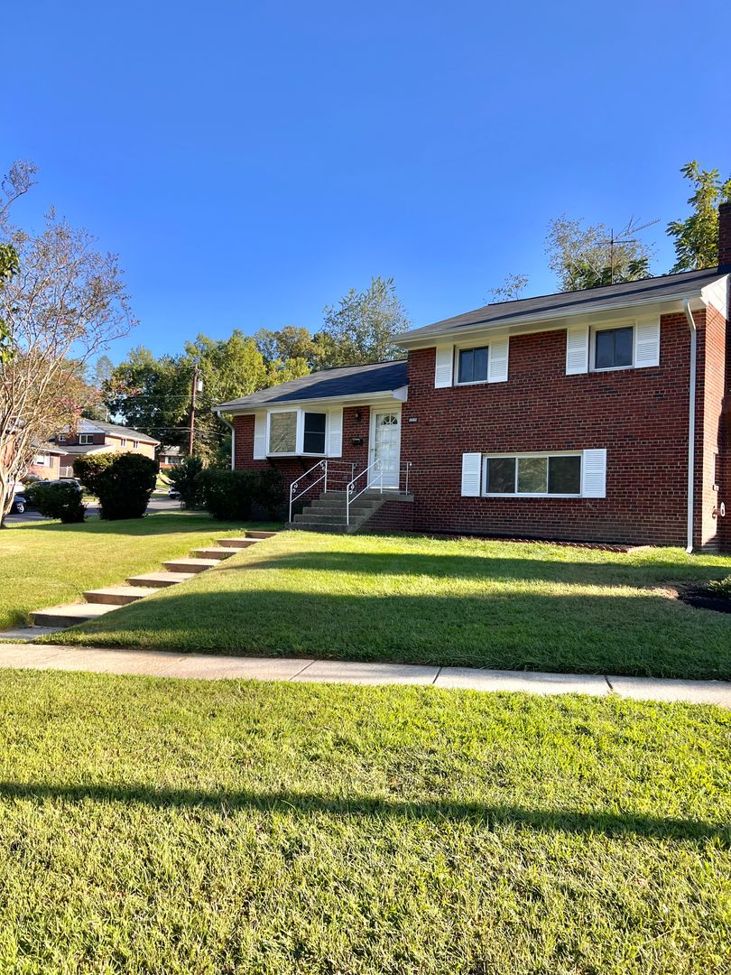 Rockville House: 12215 Hunters Ln