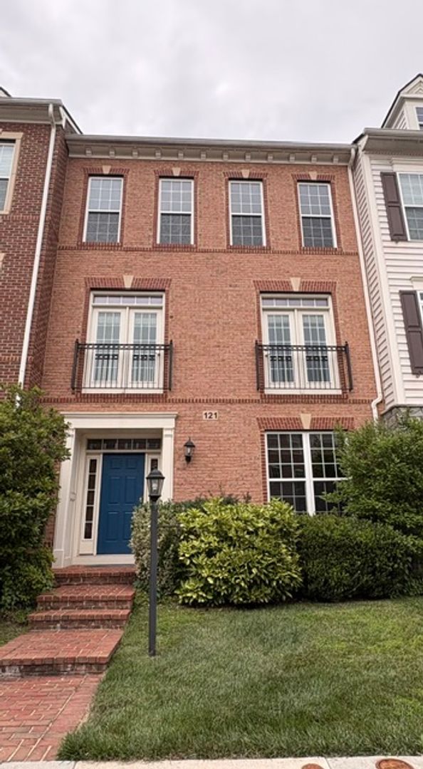 Gaithersburg House: 121 Autumn View Dr.