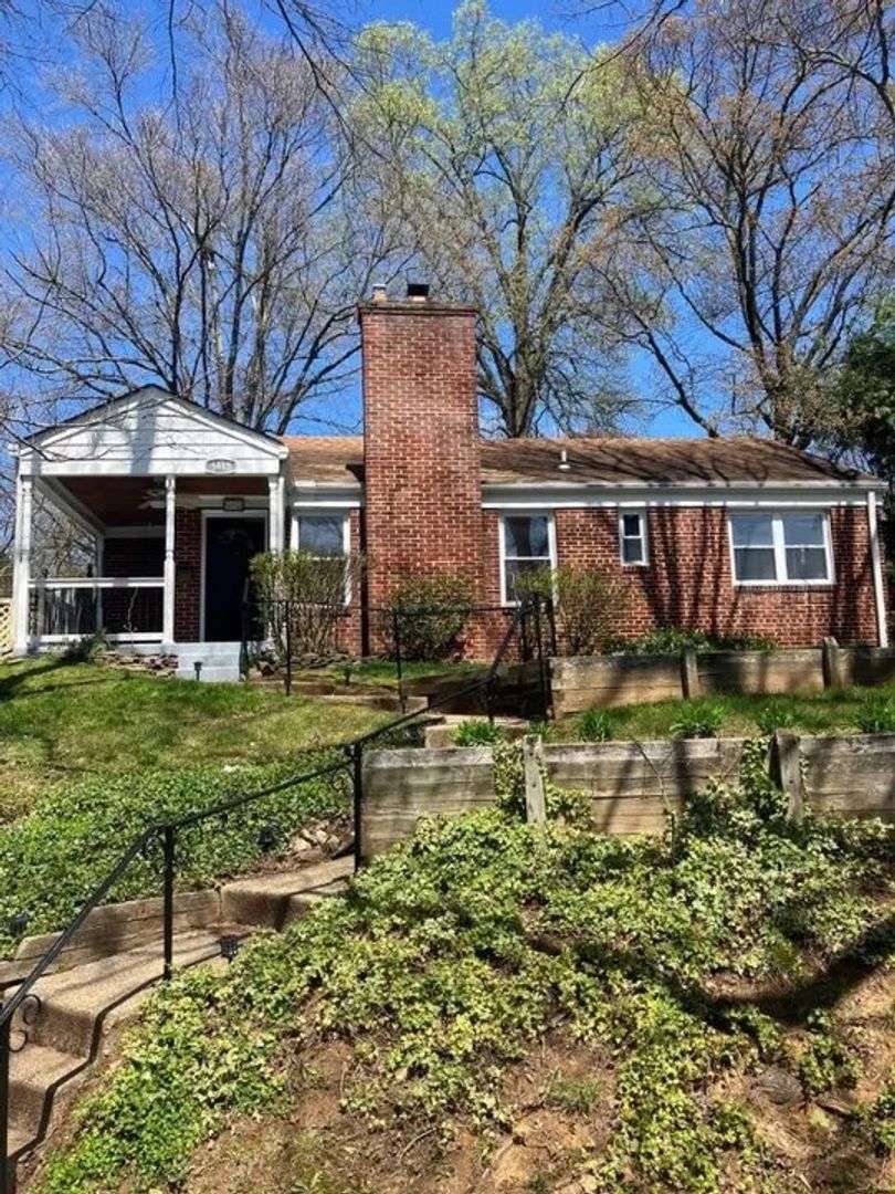 Chevy Chase House: 8413 Spencer Ct