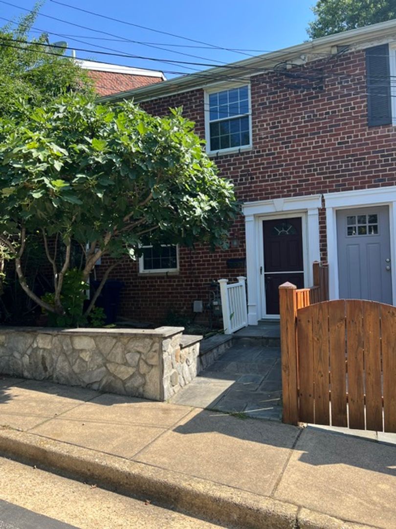 Alexandria House: 209 Burgess Ave