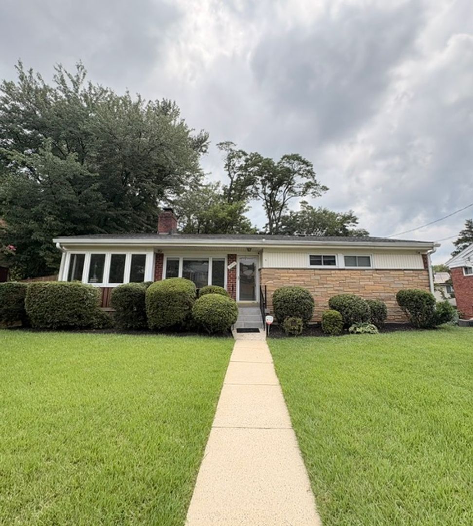 Silver Spring House: 9714 Admiralty Dr
