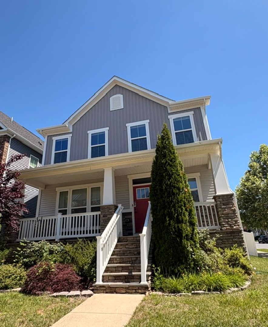 Clarksburg House: 22110 Fulmer Ave
