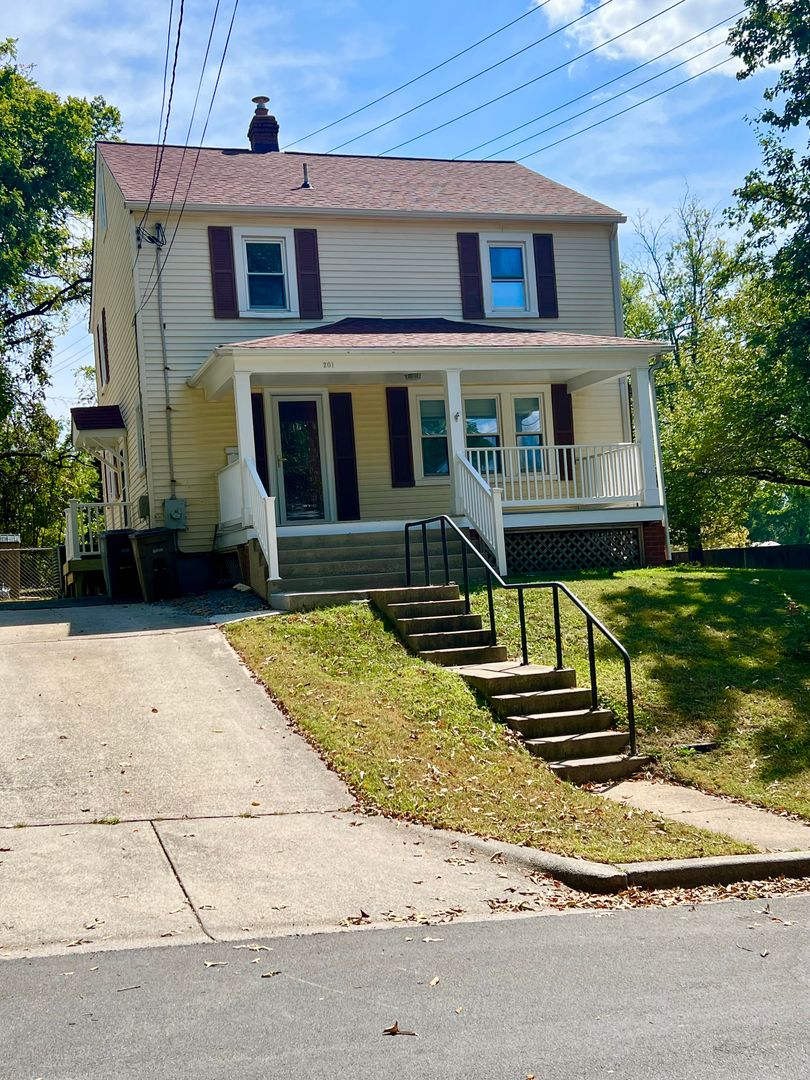 Rockville House: 201 Highland Ave