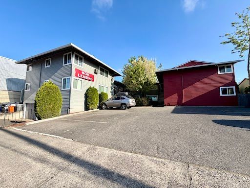 Spacious Montavilla 2 Bedroom Top Floor/ Corner Unit Apartment w/ A/C and Off Street Parking~ PETS WELCOME! 95 Walk Score! – photo 1