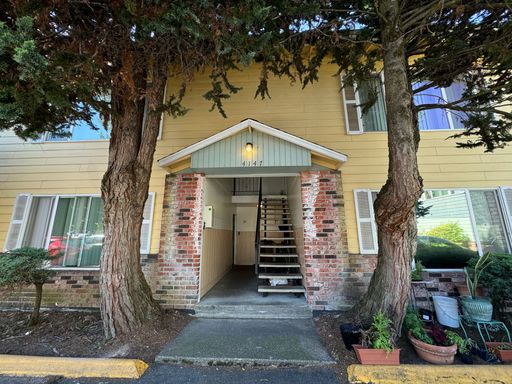 ~ DON'T MISS OUT! Freshly Updated Main Floor One Bedroom w/ Fresh Paint, New Shower Surround & Stainless Appliances~ Off-Sreet Parking & Onsite Laundry~ PETS WELCOME! – photo 1