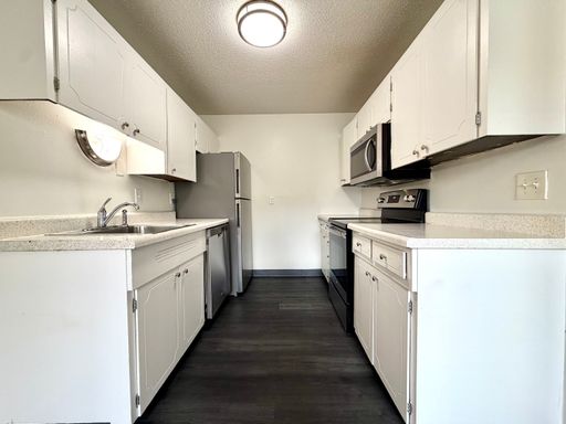 Spacious Main Floor Unit~ Updated w/ Stainless Appliances & Tile Shower Surround~ Pets Welcome!Great Natural Light~ – photo 1